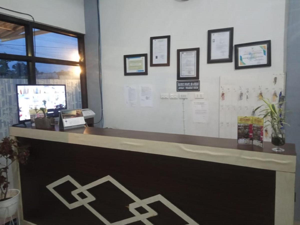 Oyo 3373 Favour Hotel Pagaralam Esterno foto