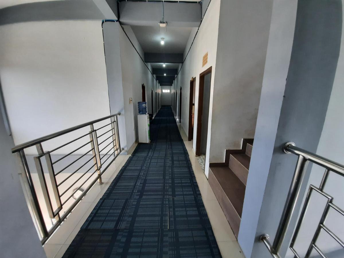 Oyo 3373 Favour Hotel Pagaralam Esterno foto